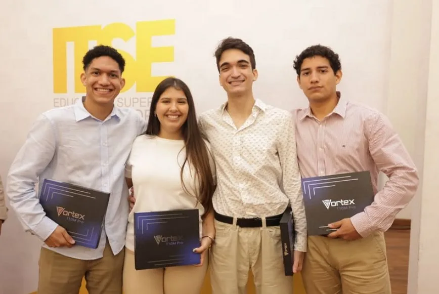 Tincho con su equipo recibiendo el premio de primer lugar en el ITSE