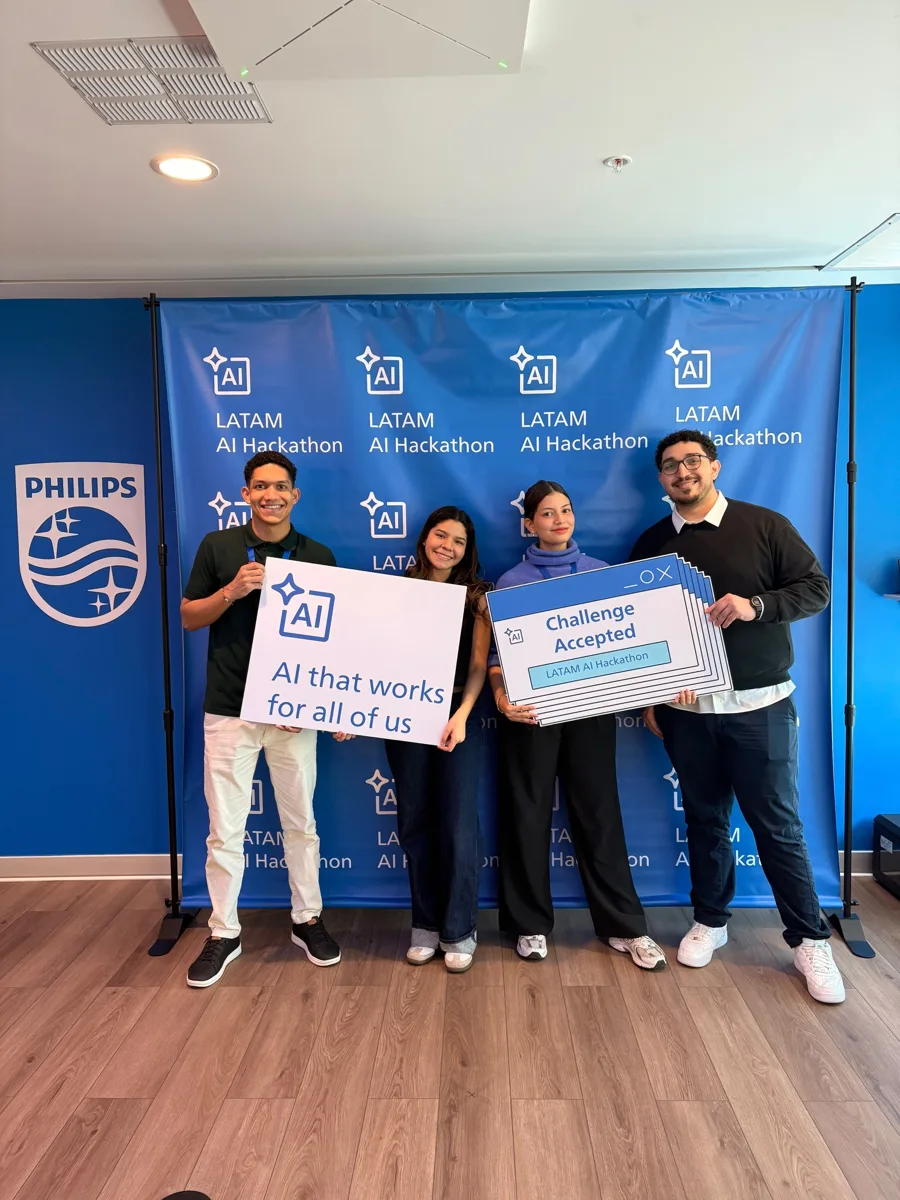Tincho con el equipo ProcureNation frente al telón del LATAM AI Hackathon de Philips