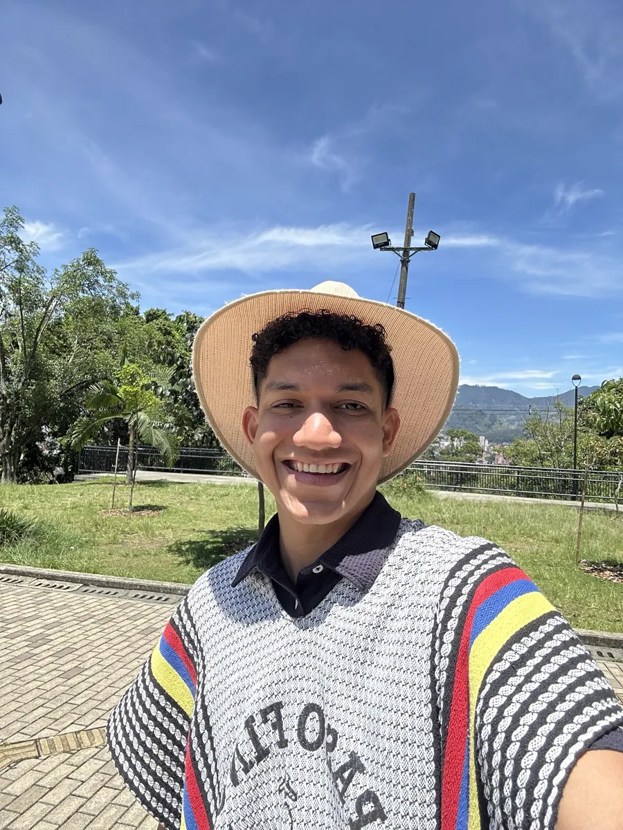 Selfie de Tín con sombrero, sonriendo al sol